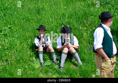 Bavarese Gebirgsschützen fucilieri donne tradizionale sfilata in costume Gmund am Tegernsee 'Patronatstag' giorno del patronato' 2013 Foto Stock