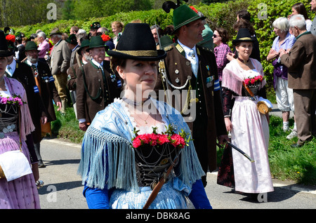 Gebirgsschützen uomini e donne bavaresi in costumi tradizionali Parata Gmund am Tegernsee 'Patronatstag' giorno del patronato' 2013 Foto Stock