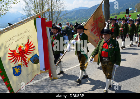 Bavarese Gebirgsschützen fucilieri donne tradizionale sfilata in costume Gmund am Tegernsee 'Patronatstag' giorno del patronato' 2013 Foto Stock