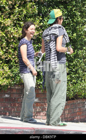 Rosanne attrice, Sara Gilbert è visto fuori e un bout con amici in Beverly Hills Beverly Hills, la California - 02.07.11 Foto Stock