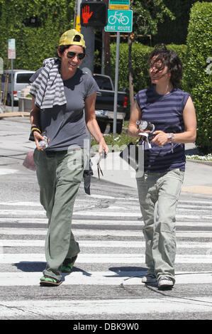 Rosanne attrice, Sara Gilbert è visto fuori e un bout con amici in Beverly Hills Beverly Hills, la California - 02.07.11 Foto Stock