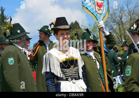 Gebirgsschützen uomini e donne bavaresi in costumi tradizionali Parata Gmund am Tegernsee 'Patronatstag' giorno del patronato' 2013 Foto Stock