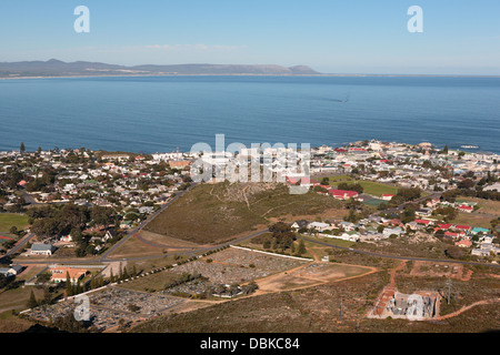 Vista aerea di Hermanus e Walker Bay dalle montagne circostanti Foto Stock