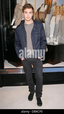 Douglas Booth frequentando il Burberry Brit store opening party in Covent Garden di Londra, Inghilterra - 12.05.11 Foto Stock