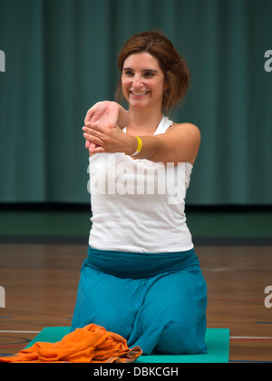 Donna facendo esercizi di stretching Foto Stock