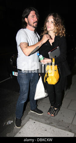 Dave Grohl e sua moglie Jordyn Blum giungano a Londra hotel a 2am Londra Inghilterra - 04.07.11 Foto Stock