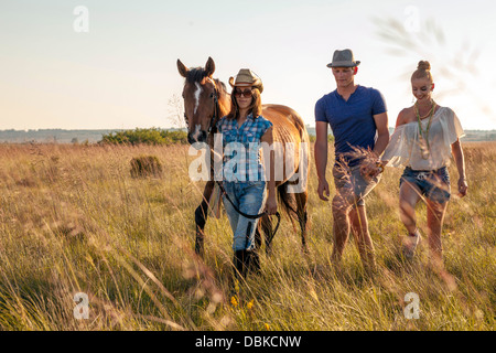 Croazia, Dalmazia, giovani con passeggiate a cavallo attraverso Prato Foto Stock