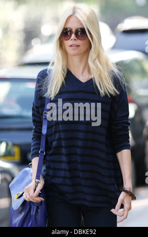 Claudia Schiffer passeggiate a Londra dopo aver lasciato i suoi figli a scuola di Londra, Inghilterra - 05.07.11 Foto Stock