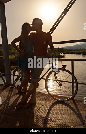 Croazia, Dalmazia, giovane coppia in una passerella kissing Foto Stock