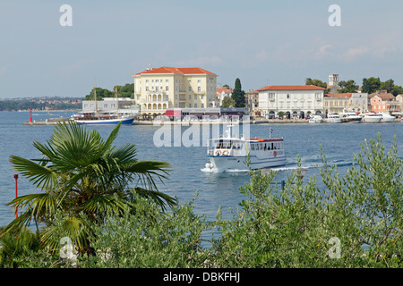 Vista di Parenzo dall'isola di Sveti Nikola, Istria, Croazia Foto Stock