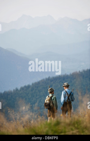 In Germania, in Baviera, due ragazzi prendendo una vista montagne Foto Stock