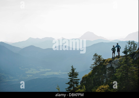 In Germania, in Baviera, due ragazzi prendendo una vista montagne Foto Stock