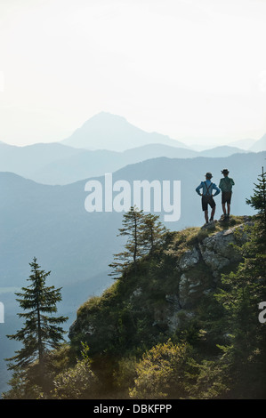 In Germania, in Baviera, due ragazzi prendendo una vista montagne Foto Stock