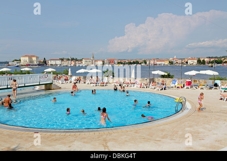 Vista di Parenzo da Fortuna Island Hotel sull'isola di Sveti Nikola, Istria, Croazia Foto Stock