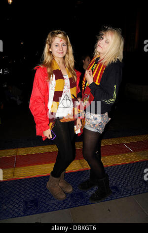 I fan di Harry Potter camp per la premiere del film di "Harry Potter ed il Deathly Hallows - Parte 2' in Trafalgar Square a Londra, Inghilterra - 07.07.11 Foto Stock