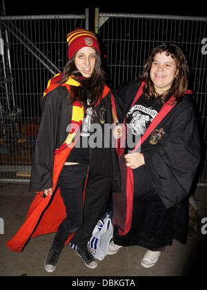 I fan di Harry Potter camp per la premiere del film di "Harry Potter ed il Deathly Hallows - Parte 2' in Trafalgar Square a Londra, Inghilterra - 07.07.11 Foto Stock