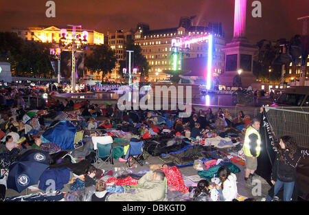 I fan di Harry Potter camp per la premiere del film di "Harry Potter ed il Deathly Hallows - Parte 2' in Trafalgar Square a Londra, Inghilterra - 07.07.11 Foto Stock