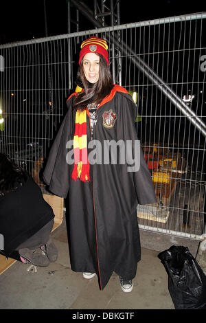 I fan di Harry Potter camp per la premiere del film di "Harry Potter ed il Deathly Hallows - Parte 2' in Trafalgar Square a Londra, Inghilterra - 07.07.11 Foto Stock