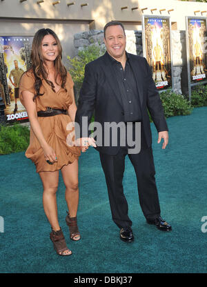 Kevin James e Steffiana de la Cruz Il Los Angeles Premiere di 'Zookeeper" tenutasi presso il Regency Village Theatre - Gli arrivi di Los Angeles, California - 06.07.11 Foto Stock