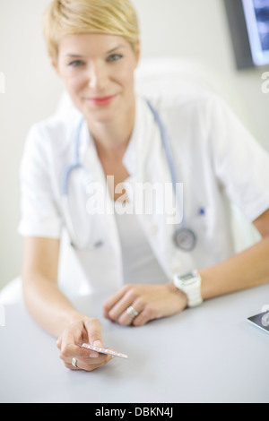 Ginecologo Azienda pillola per il controllo delle nascite in mani Foto Stock