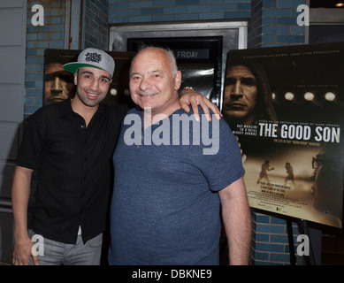 NEW YORK - 31 Luglio: Boxer Paul Malignaggi ' e attore Burt giovani frequentano il buon figlio' proiezione al cinema Village Foto Stock