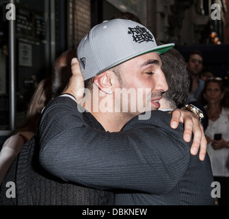 NEW YORK - 31 Luglio: Ray 'Boom Boom' Mancini saluta Boxer Paul Malignaggi ' al buon figlio' proiezione al cinema Village Foto Stock