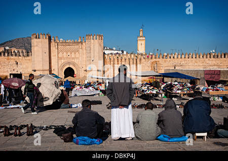 Mercato davanti di Bab el Mahrouk. Fez Medina di Fez el Bali, città imperiale, Marocco Foto Stock