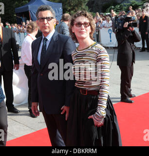 John Turturro e sua moglie Katherine Borowitz arriva per la quarantaseiesima Karlovy Vary International Film Festival - Cerimonia di chiusura Karlovy Vary Repubblica Ceca - 09.07.11 Foto Stock