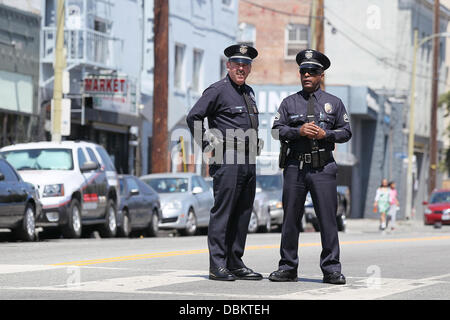 La polizia e la folla si riuniscono per il principe William, duca di Cambridge e Caterina, duchessa di Cambridge aka Kate Middleton tour della città interna Arts campus a Skid Row di Los Angeles, California - 10.07.11 Foto Stock