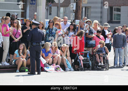 La polizia e la folla si riuniscono per il principe William, duca di Cambridge e Caterina, duchessa di Cambridge aka Kate Middleton tour della città interna Arts campus a Skid Row di Los Angeles, California - 10.07.11 Foto Stock