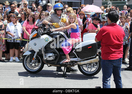 La polizia e la folla si riuniscono per il principe William, duca di Cambridge e Caterina, duchessa di Cambridge aka Kate Middleton tour della città interna Arts campus a Skid Row di Los Angeles, California - 10.07.11 Foto Stock