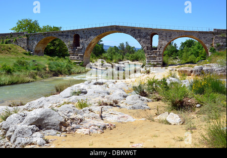 Pont Julien (Ponte Giuliano) una pietra romana arch ponte sopra il fiume Calavon Via Domitia Luberon Francia Foto Stock