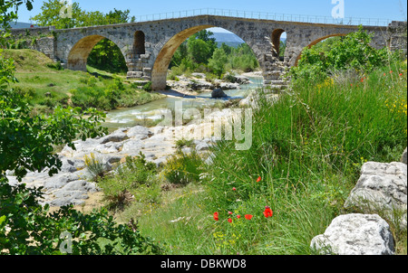 Pont Julien (Ponte Giuliano) una pietra romana arch ponte sopra il fiume Calavon Via Domitia Luberon Francia comune di Bonnieux Foto Stock