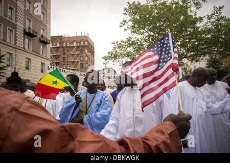 Migranti senegalesi partecipare in una sfilata in Harlem in New York per commemorare il loro Shaykh Ahmadou Bamba Foto Stock