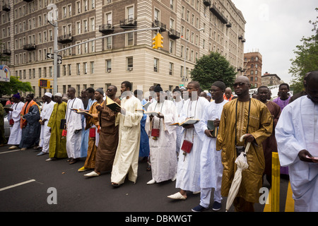 Sengalese gli emigrati partecipano in una sfilata in Harlem in New York per commemorare il loro Shaykh Ahmadou Bamba Foto Stock