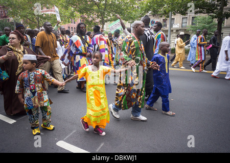 Migranti senegalesi partecipare in una sfilata in Harlem in New York per commemorare il loro Shaykh Ahmadou Bamba Foto Stock