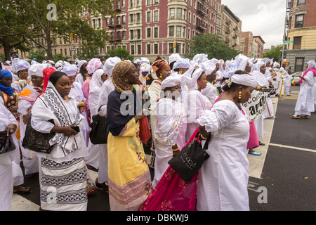 Migranti senegalesi partecipare in una sfilata in Harlem in New York per commemorare il loro Shaykh Ahmadou Bamba Foto Stock