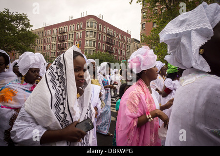 Migranti senegalesi partecipare in una sfilata in Harlem in New York per commemorare il loro Shaykh Ahmadou Bamba Foto Stock