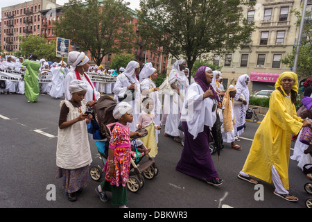 Migranti senegalesi partecipare in una sfilata in Harlem in New York per commemorare il loro Shaykh Ahmadou Bamba Foto Stock