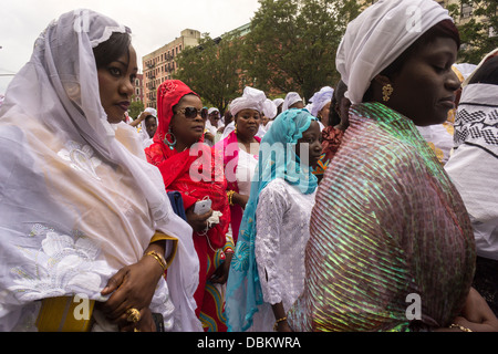 Sengalese gli emigrati partecipano in una sfilata in Harlem in New York per commemorare il loro Shaykh Ahmadou Bamba Foto Stock