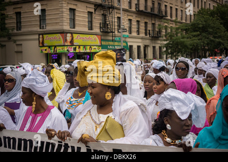 Sengalese gli emigrati partecipano in una sfilata in Harlem in New York per commemorare il loro Shaykh Ahmadou Bamba Foto Stock