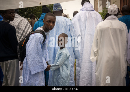 Migranti senegalesi partecipare in una sfilata in Harlem in New York per commemorare il loro Shaykh Ahmadou Bamba Foto Stock