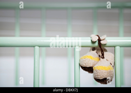 Baby Babbucce appeso sulla culla, Monaco di Baviera, Germania Foto Stock