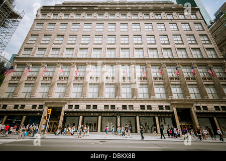 Il Saks Fifth Avenue flagship store a New York Foto Stock