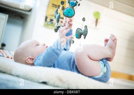 Baby boy giocando con il giocattolo mobile, Monaco di Baviera, Germania Foto Stock