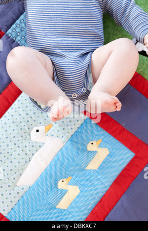 Bambino giacente sul retro, Monaco di Baviera, Germania Foto Stock