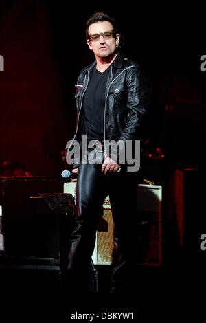 Paul Hewson, "Bono' esegue sul palco durante il 'U2 360 Tour' presso il Rogers Centre. Toronto, Canada - 11.7.11 Foto Stock