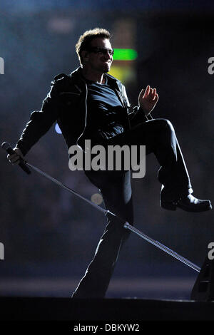 Paul Hewson, "Bono' esegue sul palco durante il 'U2 360 Tour' presso il Rogers Centre. Toronto, Canada - 11.7.11 Foto Stock