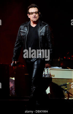 Paul Hewson, "Bono' esegue sul palco durante il 'U2 360 Tour' presso il Rogers Centre. Toronto, Canada - 11.7.11 Foto Stock