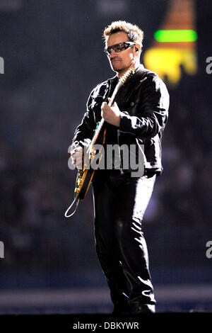 Paul Hewson, "Bono' esegue sul palco durante il 'U2 360 Tour' presso il Rogers Centre. Toronto, Canada - 11.7.11 Foto Stock